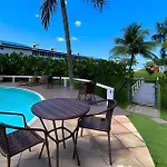 Em Frente A Praia De Taperapuan; Piscina; 1 Quarto; Wifi 300 Mbs; Estacionamento Gratuito 1 Veiculo