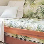 Em Frente A Praia De Taperapuan; Piscina; 1 Quarto; Wifi 300 Mbs; Estacionamento Gratuito 1 Veiculo