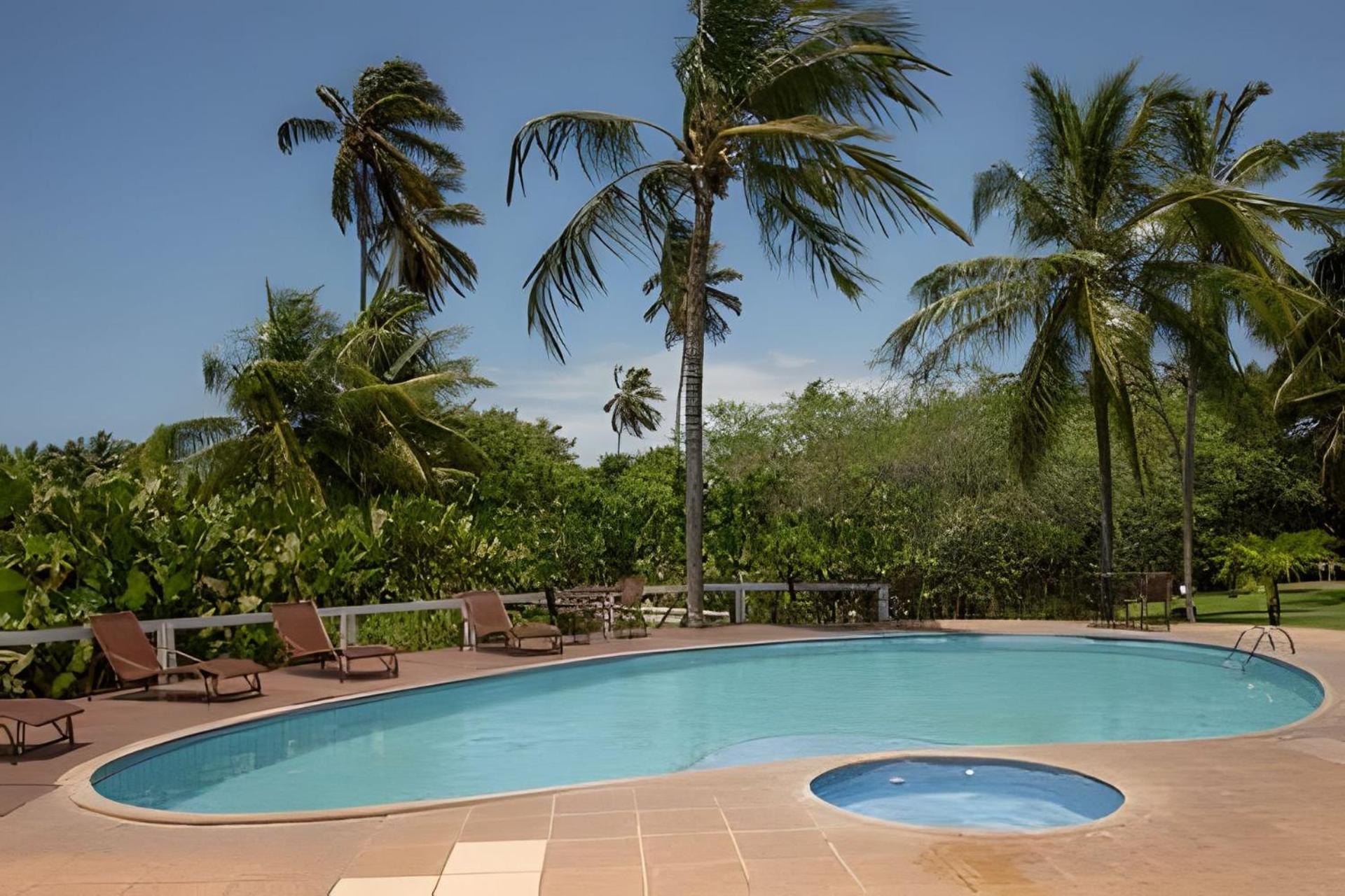 Taperapuan Beachfront Haven: Poolside Retreat With Wi-fi