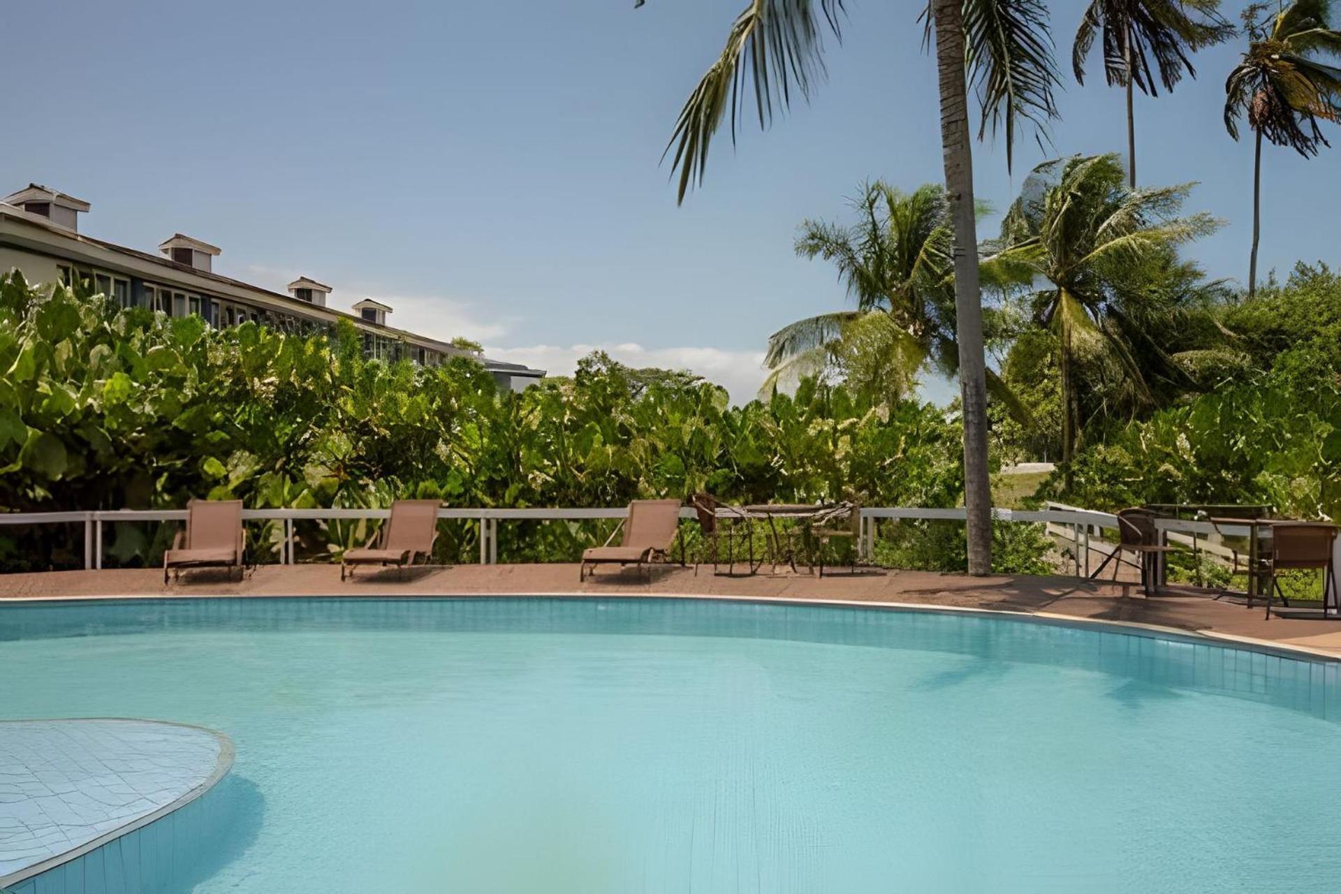 Taperapuan Beachfront Haven: Poolside Retreat With Wi-fi