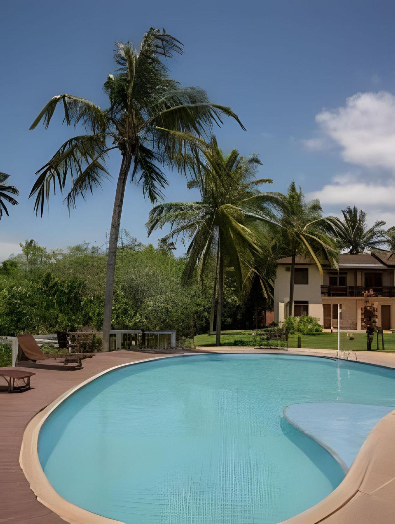 Holiday home Taperapuan Beachfront Haven: Poolside Retreat With Wi-fi
