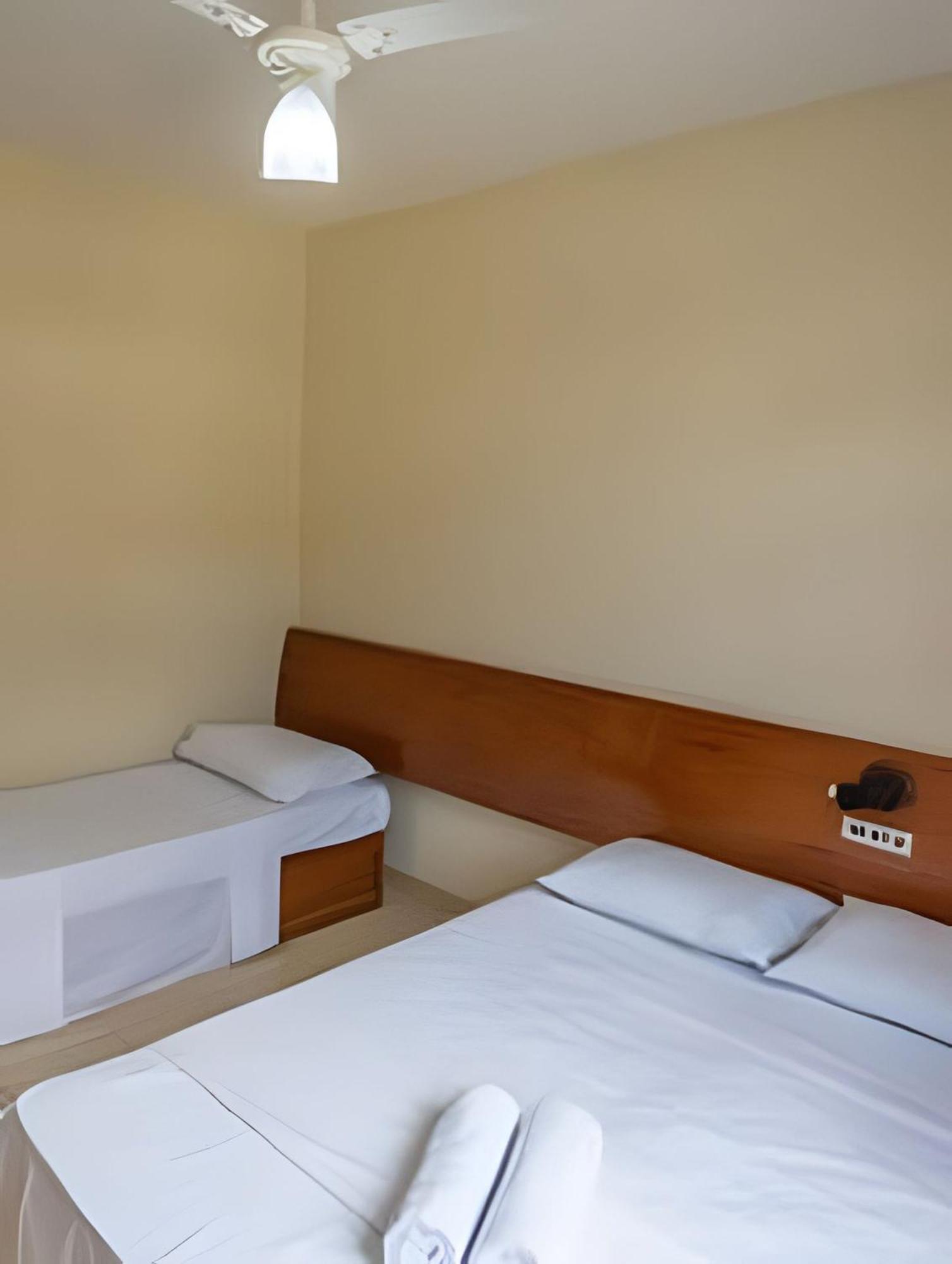 Taperapuan Beachfront Haven: Poolside Retreat With Wi-fi Holiday home *