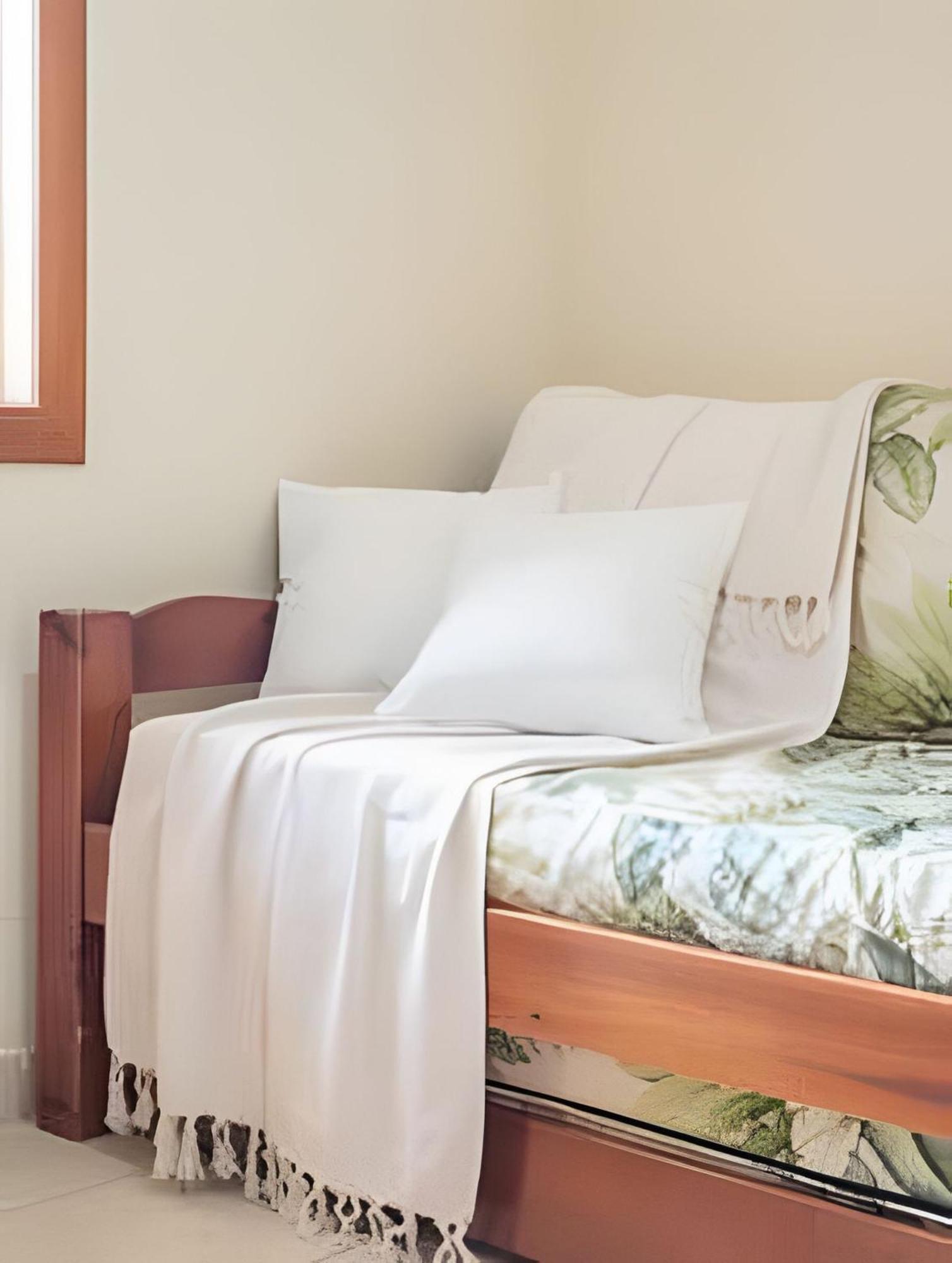 Taperapuan Beachfront Haven: Poolside Retreat With Wi-fi